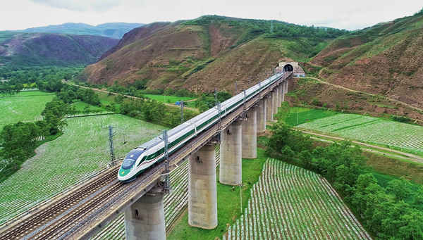 時速160公里復(fù)興號動車組開上青藏鐵路。