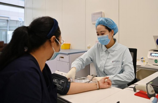 2023年8月8日，天津市血液中心的工作人員在健康廣場給獻(xiàn)血者測量血壓。新華社記者 李然 攝