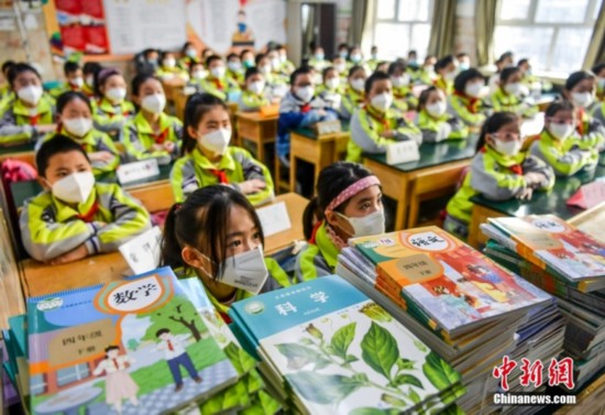 資料圖：新疆烏魯木齊市第四十二小學(xué)，學(xué)生們等待領(lǐng)取新課本。<a target='_blank'  data-cke-saved-href='/' href='/'><p  align=