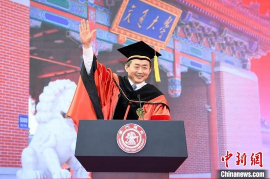 校長丁奎嶺向畢業(yè)生們送出他與楊振斌書記的共同寄語?！∩虾＝淮蠊﹫D