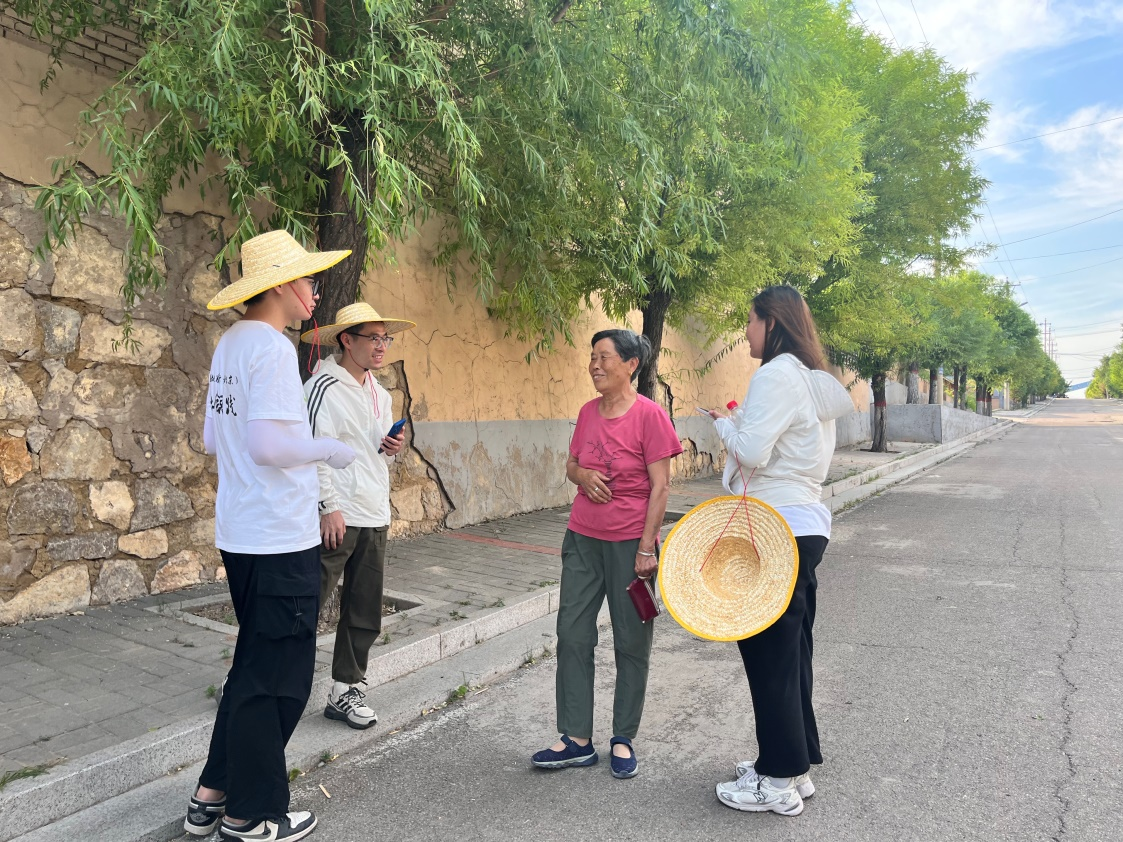 國土整治與生態(tài)修復(fù)實(shí)踐調(diào)研團(tuán)師生與村民交流。校方供圖