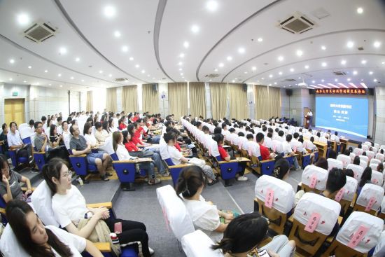 8月25日，南華大學(xué)舉行生命科學(xué)創(chuàng)新發(fā)展論壇。