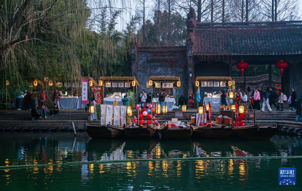 江南水鄉(xiāng)古鎮(zhèn)“水燈會”迎新春