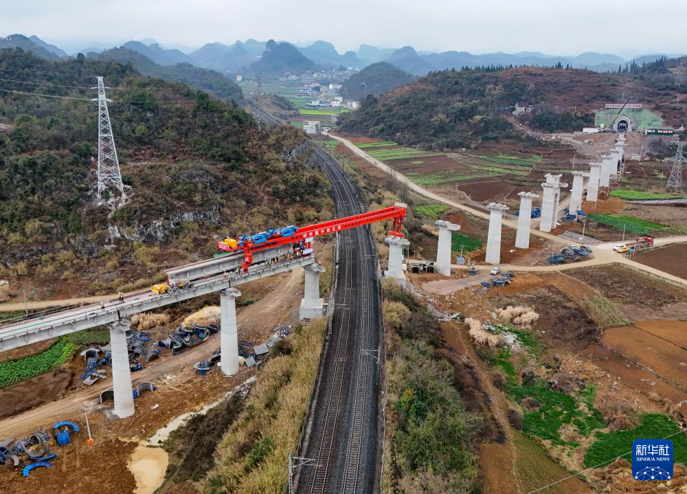 新建滬昆鐵路至安六鐵路聯(lián)絡(luò)線成功上跨滬昆鐵路