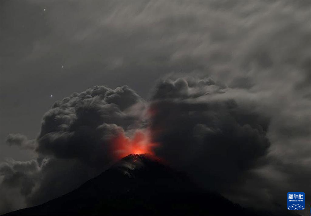 印尼東部火山噴發(fā) 當(dāng)?shù)剡M入緊急響應(yīng)狀態(tài)